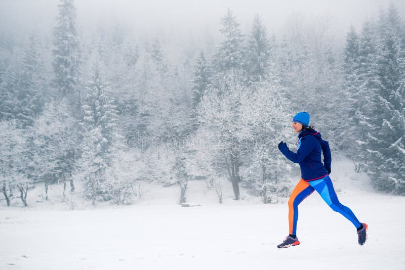 Kvinnaslingaspring på insnöade vinterberg royaltyfri fotografi Kvinnaslingaspring på insnöade vinterberg royaltyfri fotografi