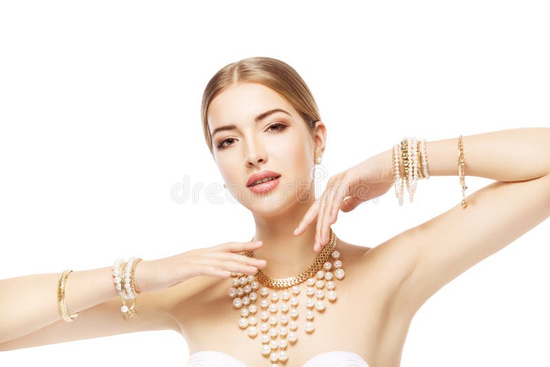 Kvinnasmycken, guld- pärlasmyckenarmband och halsband, modeskönhetstående arkivfoton Kvinnasmycken, guld- pärlasmyckenarmband och halsband, modeskönhetstående arkivfoton
