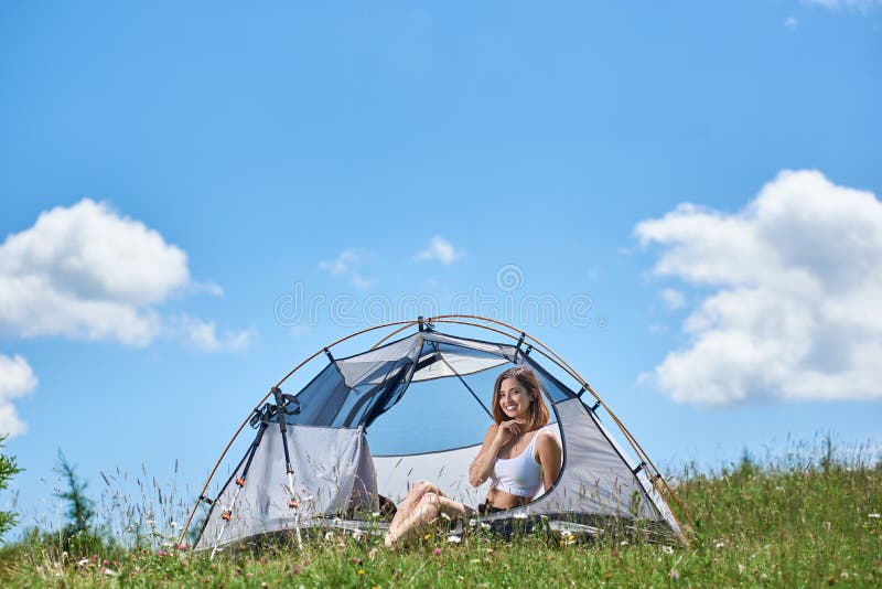 Kvinnaturist i campa i morgonen arkivbild Kvinnaturist i campa i morgonen arkivbild