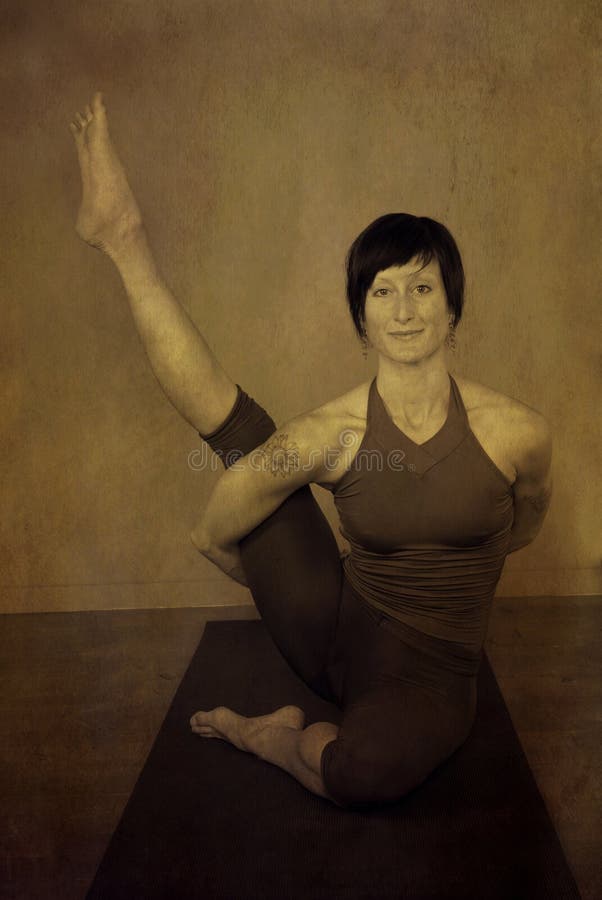 kvinnayoga i korrekt läge royaltyfria bilder kvinnayoga i korrekt läge royaltyfria bilder