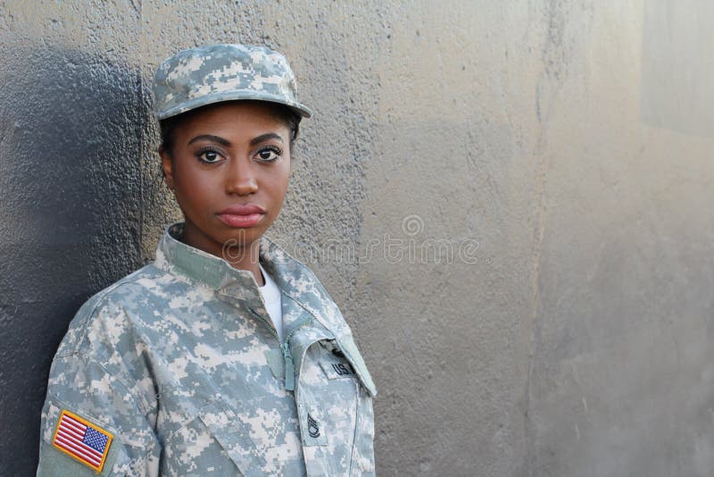 Kvinnlig afrikansk amerikansoldat för veteran med neutralt uttrycks- och kopieringsutrymme