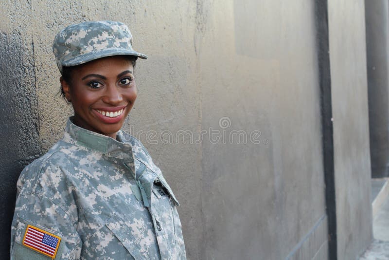 Kvinnlig afrikansk amerikansoldat Smiling för veteran