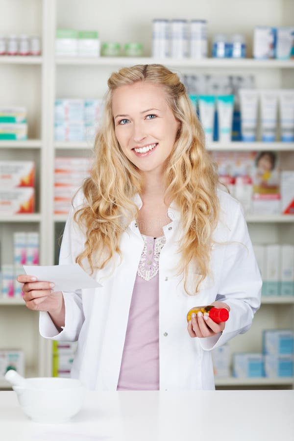 Kvinnlig apotekare Holding Prescription Paper och preventivpillerflaska royaltyfria foton Kvinnlig apotekare Holding Prescription Paper och preventivpillerflaska royaltyfria foton