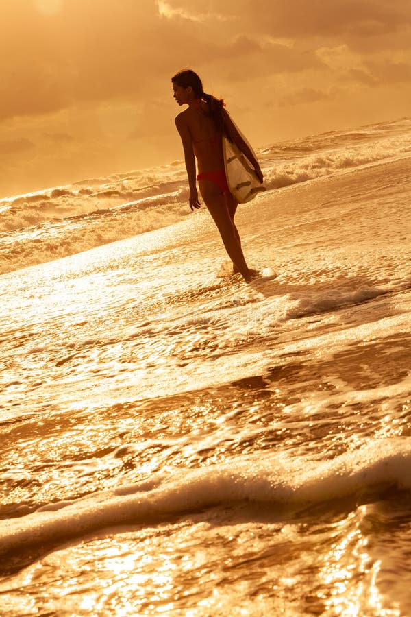 Kvinnlig bikini surfare&surfboard solnedgång