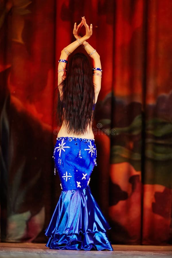 Kvinnlig deltagare av Bellydance överlägsenhet av Moscow royaltyfria foton Kvinnlig deltagare av Bellydance överlägsenhet av Moscow royaltyfria foton