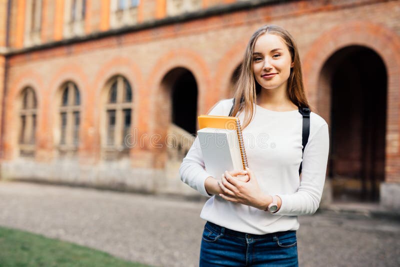 Kvinnlig deltagare för högskola Lycklig flicka i det europeiska universitetet för stipendium royaltyfri fotografi