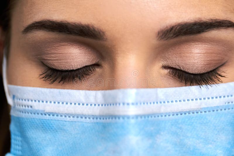 Kvinnlig doktor i maskering med stängda ögon fotografering för bildbyråer Kvinnlig doktor i maskering med stängda ögon fotografering för bildbyråer