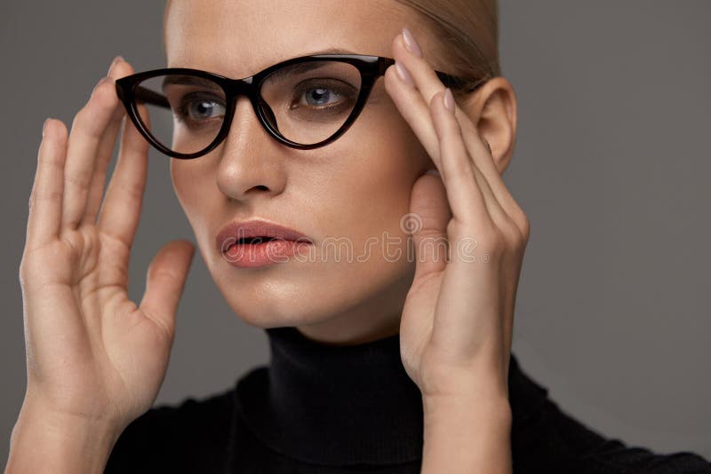 Kvinnlig Eyewearstil Härlig kvinna i modeglasögon royaltyfri bild Kvinnlig Eyewearstil Härlig kvinna i modeglasögon royaltyfri bild