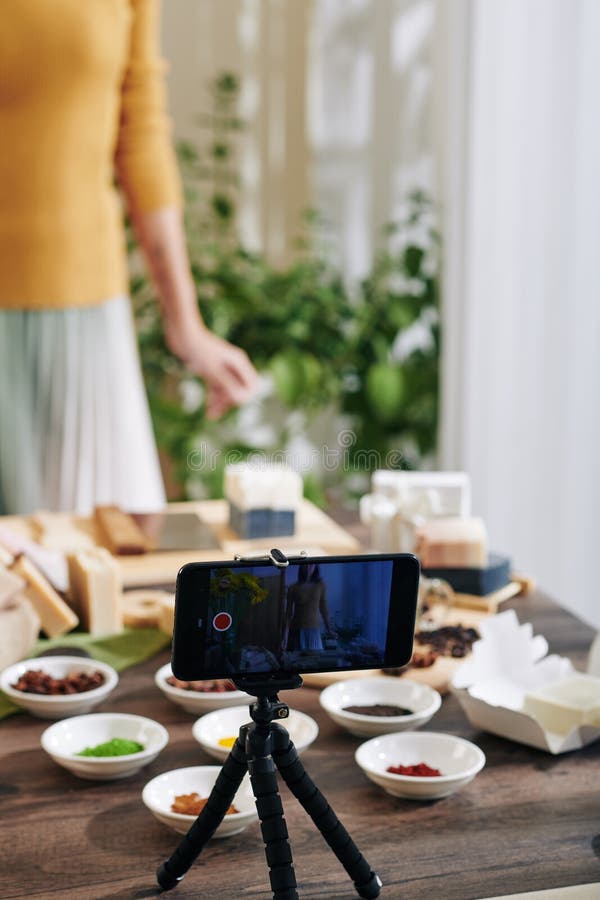 Kvinnlig filmningskurs hemma fotografering för bildbyråer