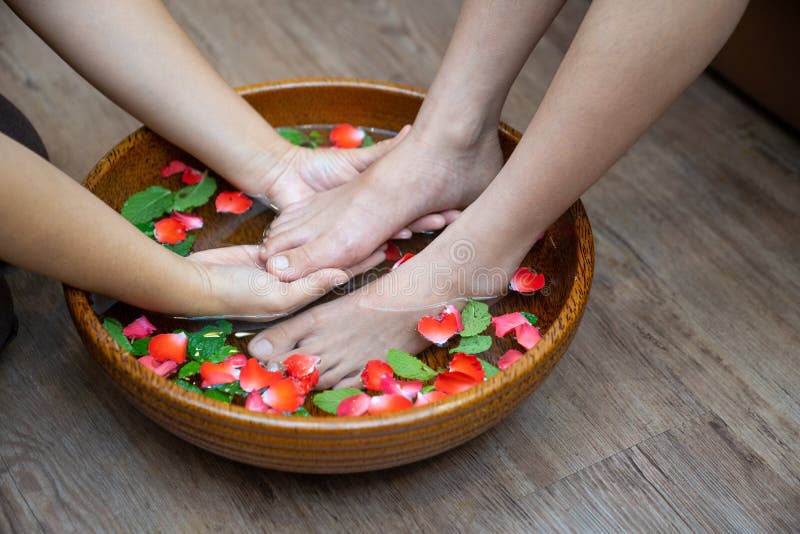 Kvinnlig fot på brunnsortpedikyrtillvägagångssättet, Spa fotmassage, massage av kvinnas fot i brunnsortsalong, skönhetbehandlingb arkivfoto Kvinnlig fot på brunnsortpedikyrtillvägagångssättet, Spa fotmassage, massage av kvinnas fot i brunnsortsalong, skönhetbehandlingb arkivfoto