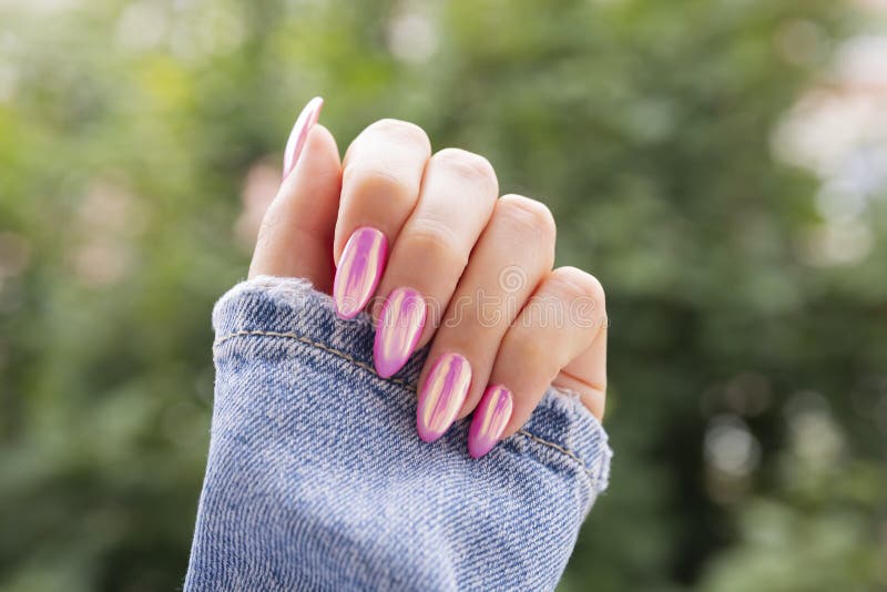 Kvinnlig hand med en härlig rosa manikyr royaltyfria bilder Kvinnlig hand med en härlig rosa manikyr royaltyfria bilder