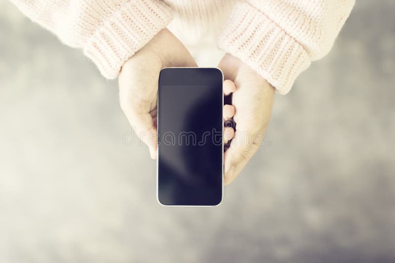 Kvinnlig hand med en tom mobiltelefon