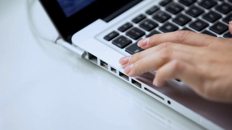 Kvinnlig hand som skriver på bärbar datortangentbordet, persondatorbruk på kontoret eller hem arkivbilder Kvinnlig hand som skriver på bärbar datortangentbordet, persondatorbruk på kontoret eller hem arkivbilder