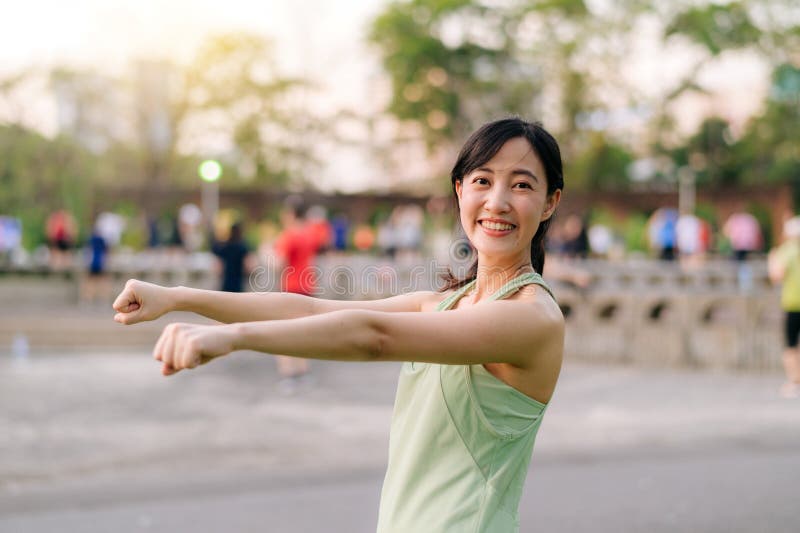 Kvinnlig joggare. en ung kvinna med grön sportkläder och flygplansdans i parken och med friska utomhusaktiviteter. duglighet royaltyfria foton