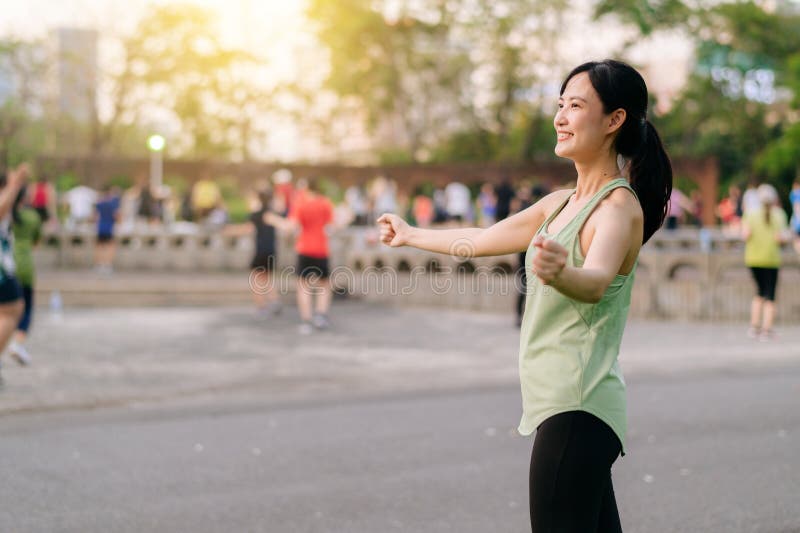Kvinnlig joggare. en ung kvinna med grön sportkläder och flygplansdans i parken och med friska utomhusaktiviteter. duglighet royaltyfria foton