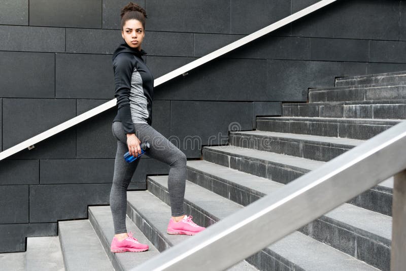 Kvinnlig jogger som vilar under utbildning royaltyfria bilder Kvinnlig jogger som vilar under utbildning royaltyfria bilder
