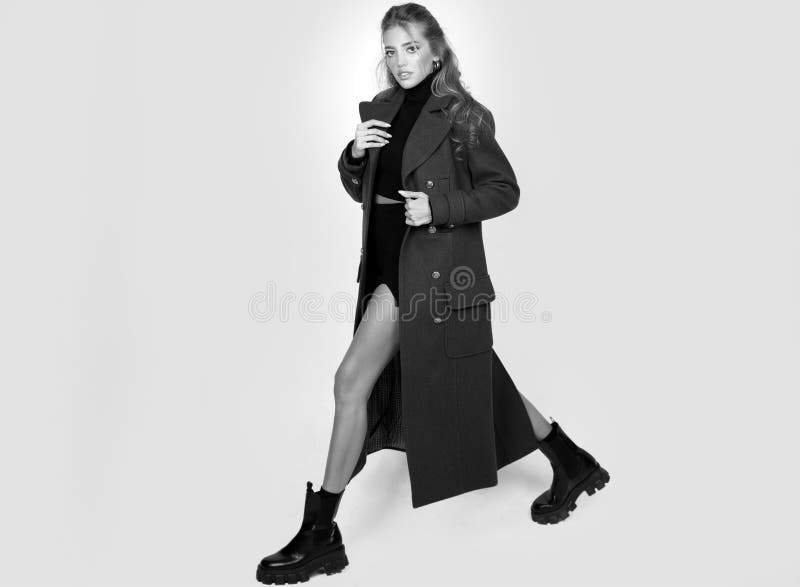 Kvinnlig kappa. modemodell. elegant kvinna som bär modeklänning i studion. vackra flickor ska ha modekläder arkivfoto