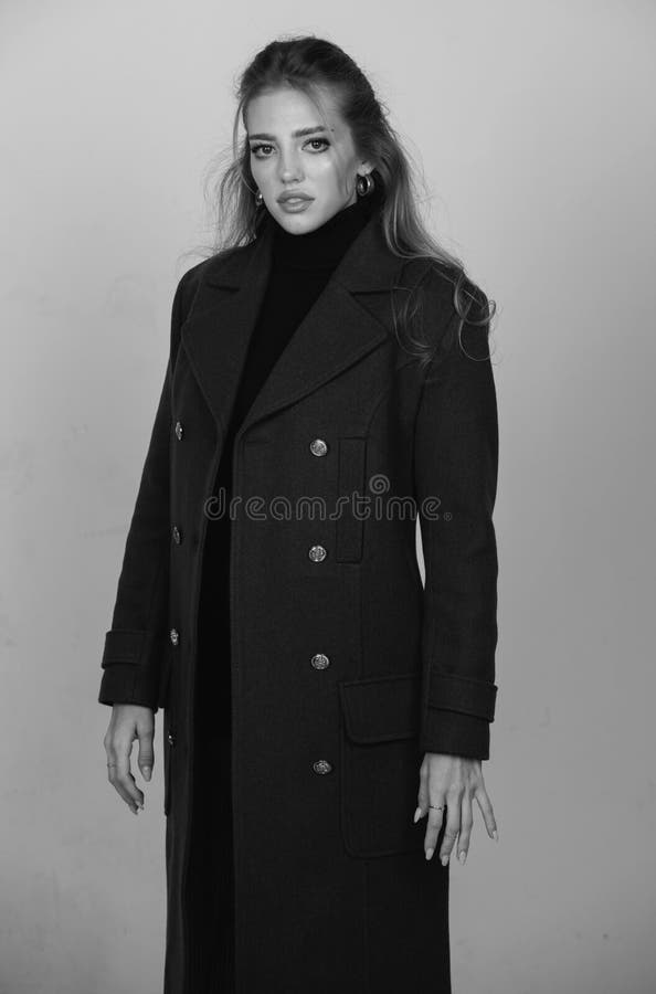 Kvinnlig kappa. ung glammkvinna med stilfull modeklänning. modemodell i studio. arkivfoto