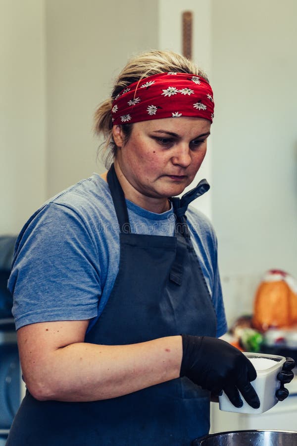 Kvinnlig kock Taking ett avbrott från den frustrerade målförberedelsen -, bekymrat, begrepp av en hård funktionsduglig person arkivfoton Kvinnlig kock Taking ett avbrott från den frustrerade målförberedelsen -, bekymrat, begrepp av en hård funktionsduglig person arkivfoton