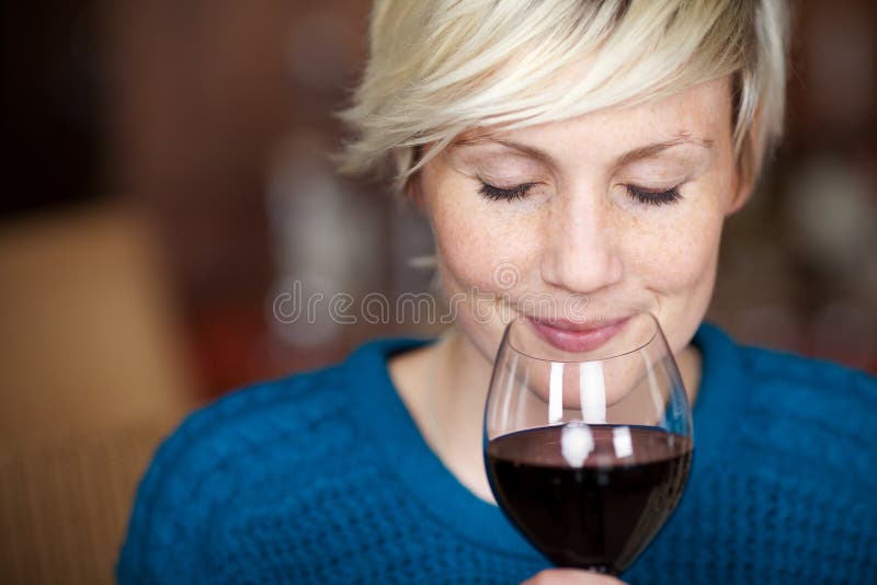 Kvinnlig kund som dricker rött vin med stängda ögon arkivbild Kvinnlig kund som dricker rött vin med stängda ögon arkivbild