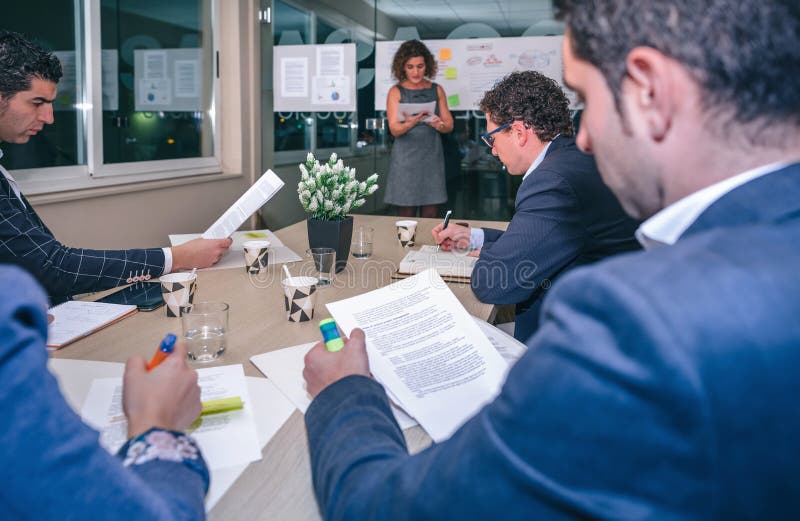 Kvinnlig lagledare som ser projektledning i affärslagutbildning royaltyfria foton Kvinnlig lagledare som ser projektledning i affärslagutbildning royaltyfria foton