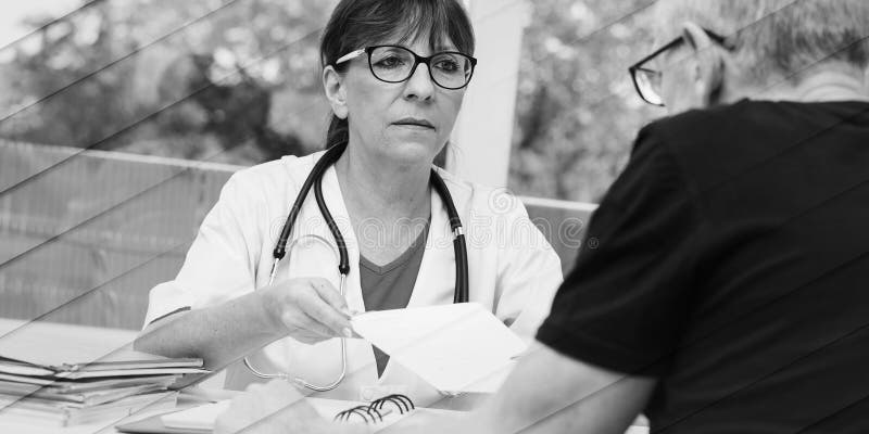 Kvinnlig läkare som förskriver till patientens geometriska mönster royaltyfria bilder