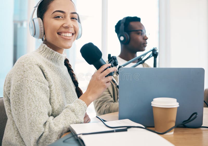 Kvinnlig mikrofon och hörlurar för radio i porträttmedia eller press med journalist eller dj bärbar dator och innehåll arkivfoton