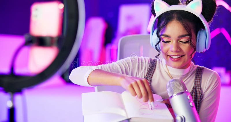 Kvinnlig mikrofon och inflytelserik med skrivprogram och asmr för poddsändning. kreativ hemstudio och innehåll royaltyfria bilder
