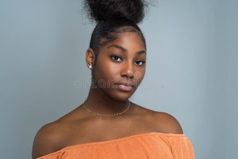 Kvinnlig modell för tonårig afrikansk amerikan arkivbild Kvinnlig modell för tonårig afrikansk amerikan arkivbild
