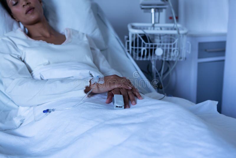 Kvinnlig patient som kopplar av på säng royaltyfria foton Kvinnlig patient som kopplar av på säng royaltyfria foton