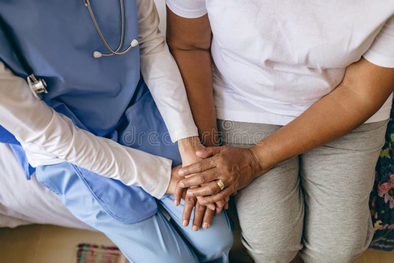 Kvinnlig pension?rpatient f?r doktor Holding Hand Of royaltyfri fotografi Kvinnlig pension?rpatient f?r doktor Holding Hand Of royaltyfri fotografi