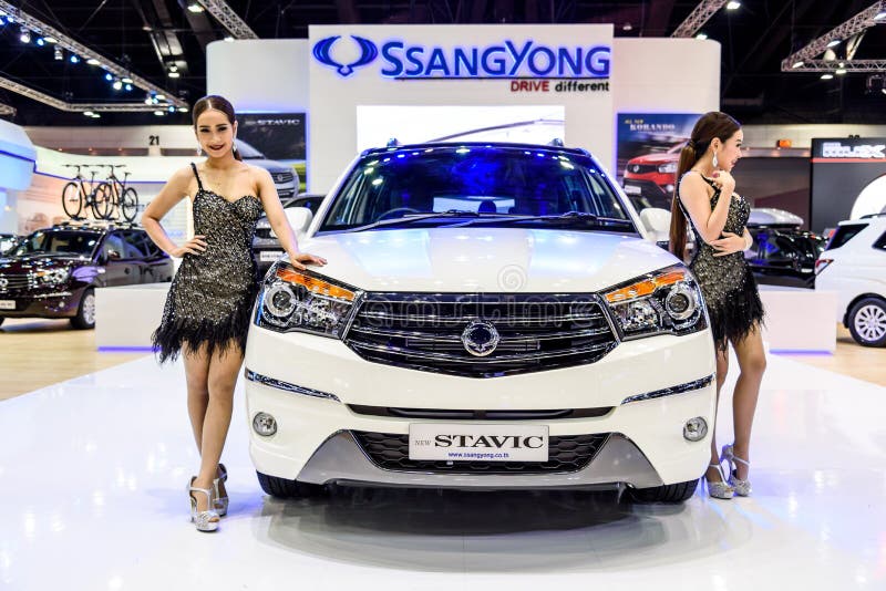 Kvinnlig presentatörmodell med Ssangyong Stvic arkivbilder