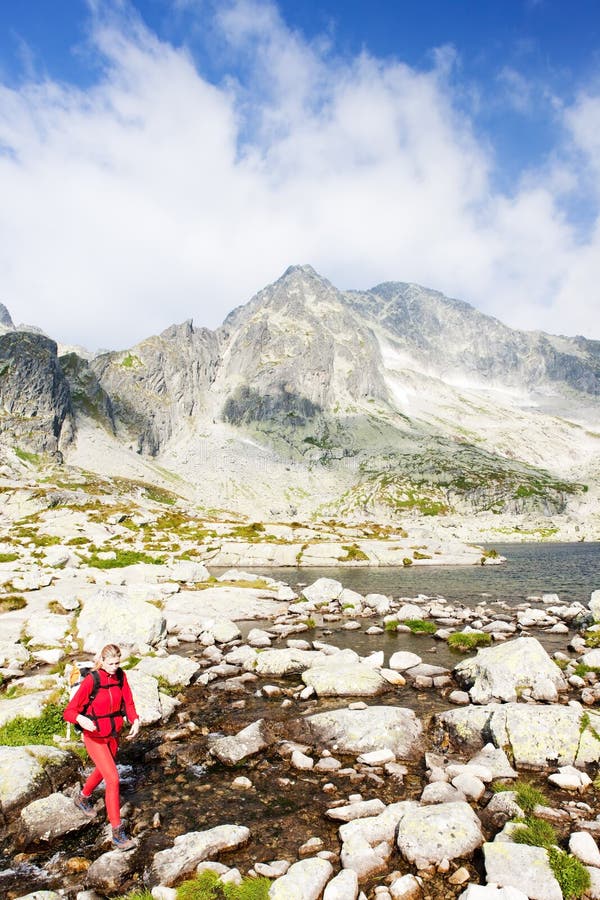 Kvinnlig ryggsäck vid fem spis tarns vysoke tatry high tatras arkivfoton