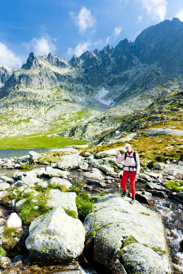 Kvinnlig ryggsäck vid fem spis tarns vysoke tatry high tatras royaltyfri foto