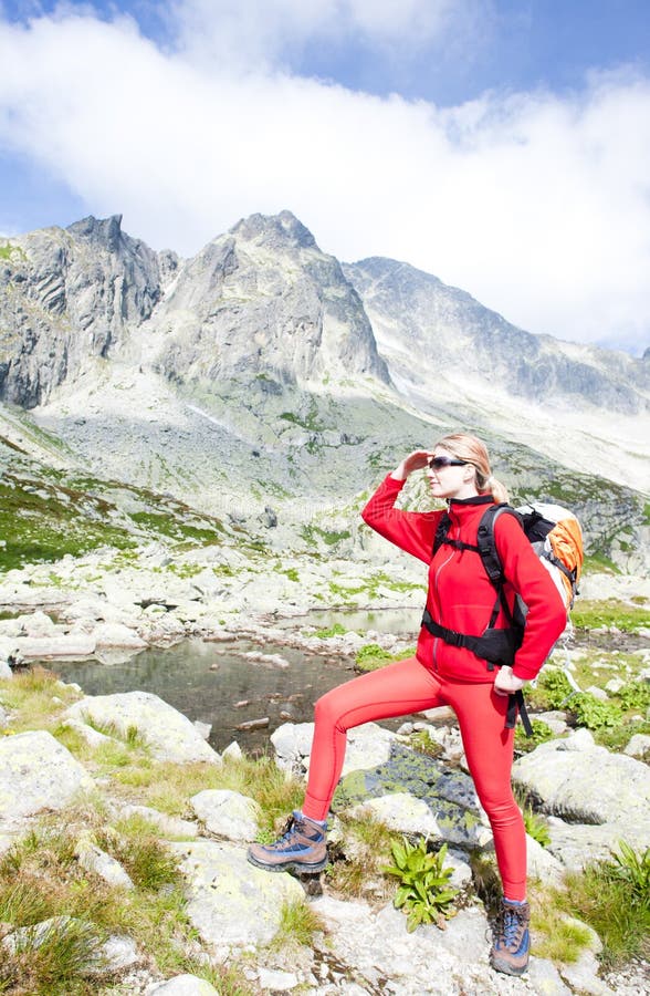 Kvinnlig ryggsäck vid fem spis tarns vysoke tatry high tatras royaltyfri foto