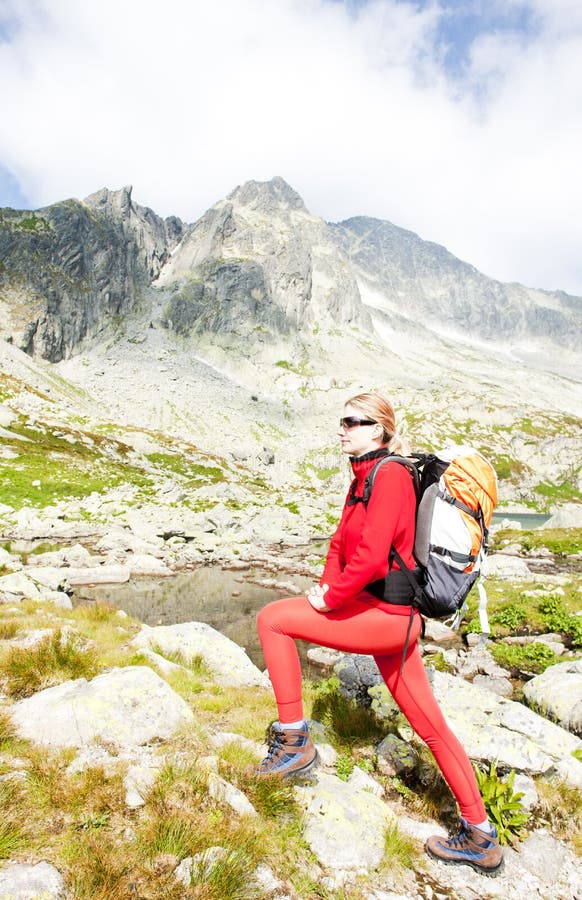 Kvinnlig ryggsäck vid fem spis tarns vysoke tatry high tatras royaltyfri bild