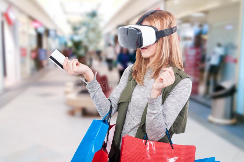 Kvinnlig shoppare som erfar virtuell verklighetutrustningvideoen royaltyfria bilder Kvinnlig shoppare som erfar virtuell verklighetutrustningvideoen royaltyfria bilder