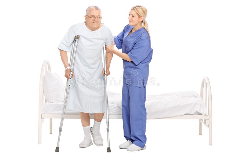 Kvinnlig sjuksköterska som hjälper en hög patient med kryckor arkivbild Kvinnlig sjuksköterska som hjälper en hög patient med kryckor arkivbild