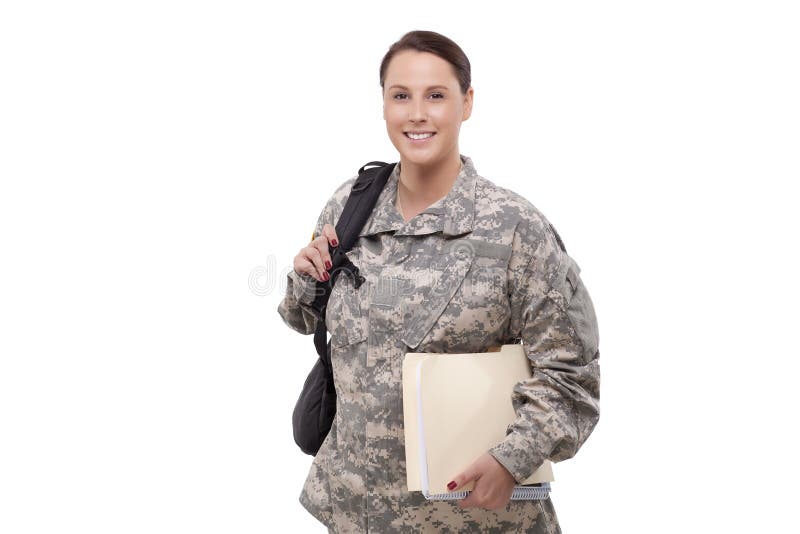 Kvinnlig soldat med dokument och ryggsäcken