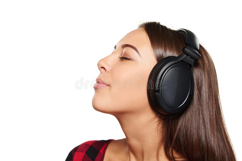 Kvinnlig som lyssnar tycka om musik i hörlurar med stängda ögon arkivbild Kvinnlig som lyssnar tycka om musik i hörlurar med stängda ögon arkivbild