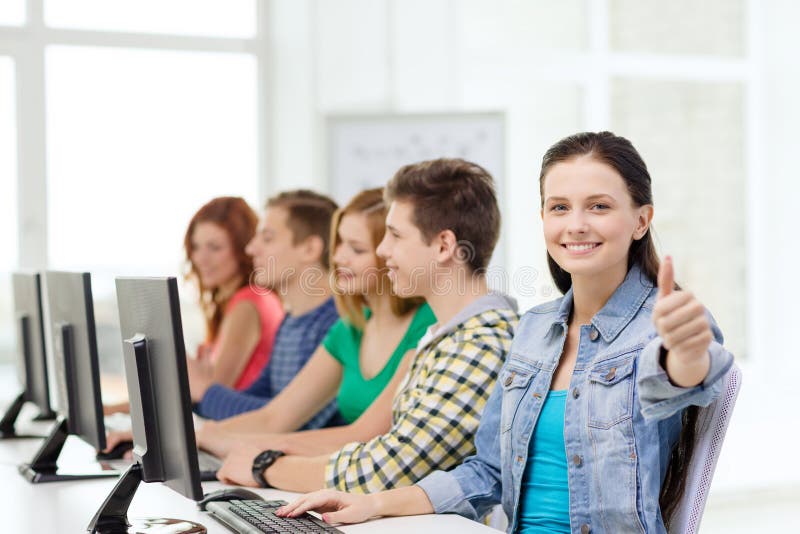 Kvinnlig student med klasskompisar i datorgrupp