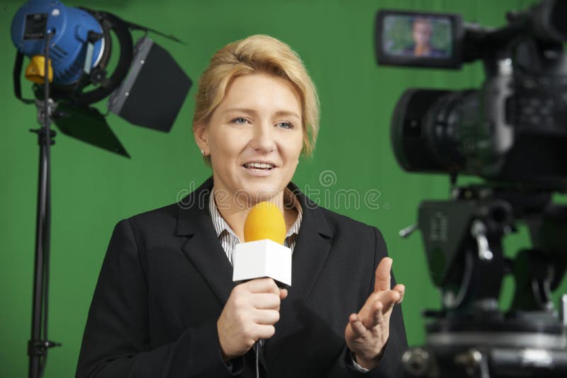 Kvinnlig studio för journalistPresenting Report In television