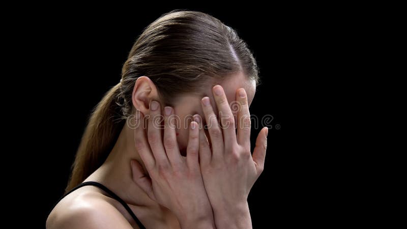 Kvinnlig stängande framsida och att lida den mentala sjukdomen och att känna sig otryggt och deprimerat arkivfoton Kvinnlig stängande framsida och att lida den mentala sjukdomen och att känna sig otryggt och deprimerat arkivfoton