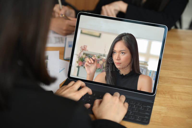 Kvinnliga chefer skyllde på personalen på skärmen på den bärbara datorn medan videokonferensen royaltyfri bild