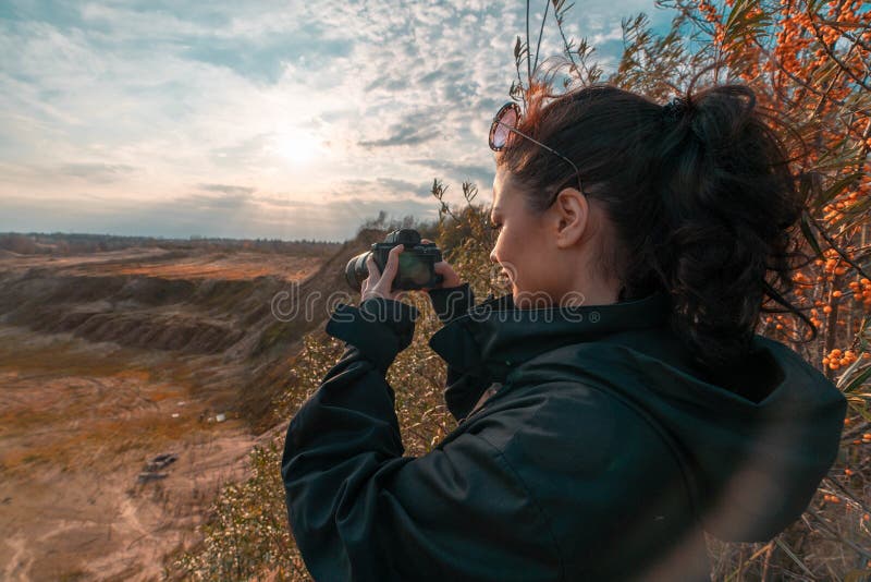 Kvinnliga fotografer som fotograferar solnedgång och berg koncept för aktiv hobby Sträckning på semester extrem arkivfoto Kvinnliga fotografer som fotograferar solnedgång och berg koncept för aktiv hobby Sträckning på semester extrem arkivfoto