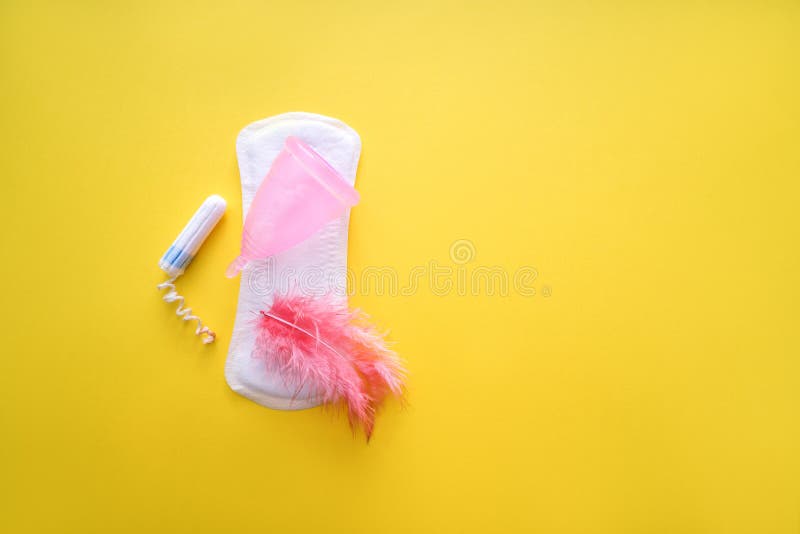 Kvinnliga hygienobjekt med fjädern på färgbakgrund royaltyfri fotografi Kvinnliga hygienobjekt med fjädern på färgbakgrund royaltyfri fotografi