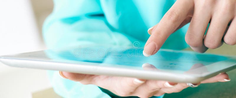 Kvinnliga händer som arbetar med minnestavladatornärbild Kvinna som anv?nder det sociala n?tverket, smsar och blogging royaltyfria bilder Kvinnliga händer som arbetar med minnestavladatornärbild Kvinna som anv?nder det sociala n?tverket, smsar och blogging royaltyfria bilder