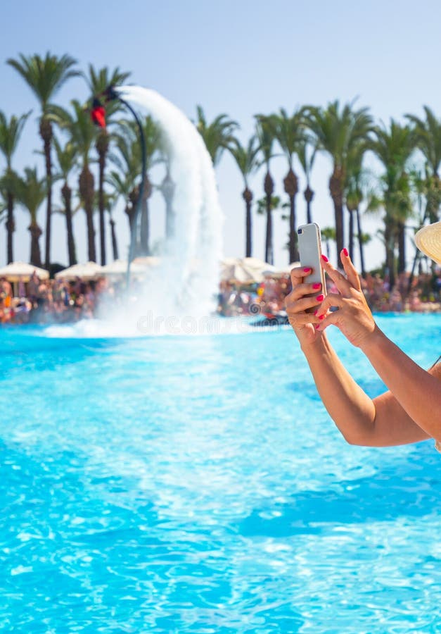Kvinnliga händer som tar fotoet med den mobila mobiltelefonen på sommarferier royaltyfria bilder Kvinnliga händer som tar fotoet med den mobila mobiltelefonen på sommarferier royaltyfria bilder
