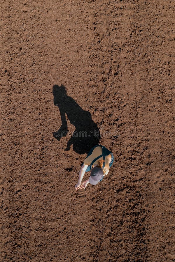 Kvinnliga jordbrukare som granskar den plöjda markens dronfotografering arkivfoton