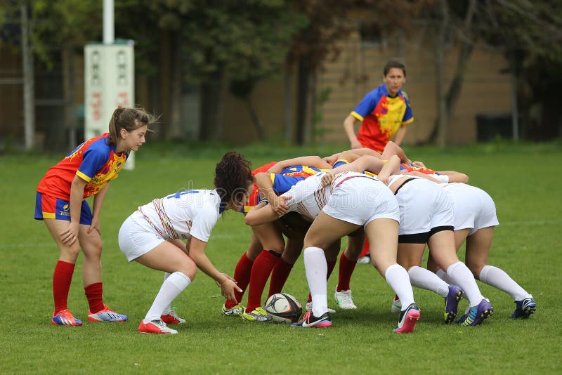 Kvinnliga spelare som är involverade i en rugbyklunga